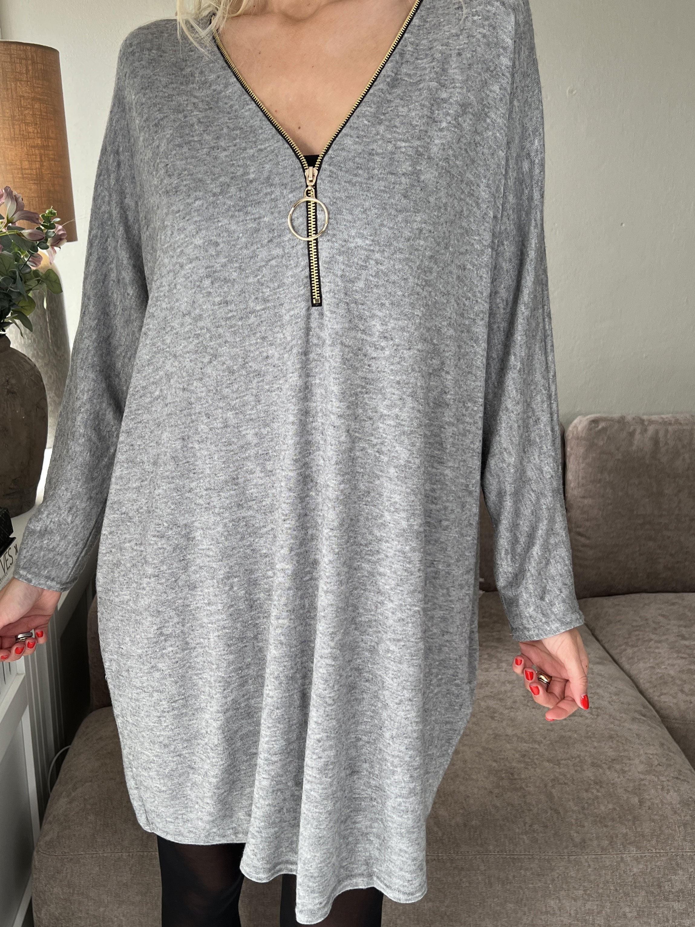 Filippa - Blød strikkjole med lynlås